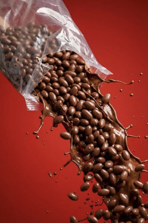 Ingredienten Suiker, glucosestroop, gemodificeerd maïszetmeel, chocolade (suiker, cacaomassa, cacaoboter, emulgator: E322 soja, aroma: vanilline), cacaopoeder, glansmiddelen (E901, E903, E904), aroma's, concentraat van zwarte wortelsap, zwarte bes Sapconcentraat, appelconcentraat, paarse wortelconcentraat, hibiscus, kleurstof (E150d, E171). Chocolade bevat een cacaogehalte